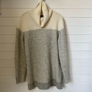 Cream Banana Republic ombré tunic sweater